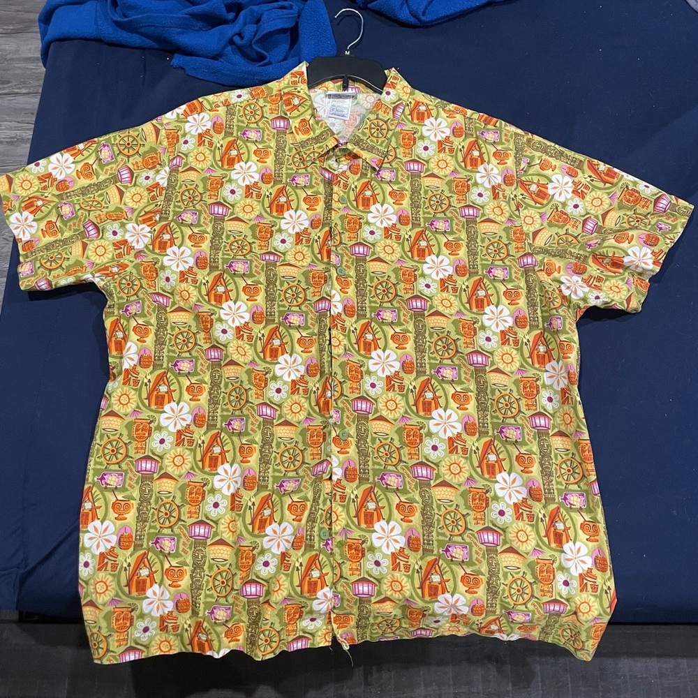 Disney Trader Sam’s Tiki Button Down Men’s Shirt